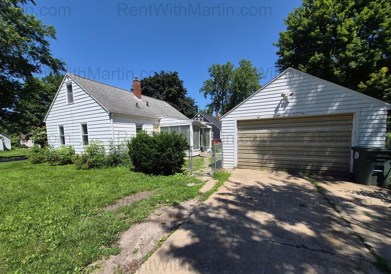 925 Hammond Ave - Photo 2 of 20