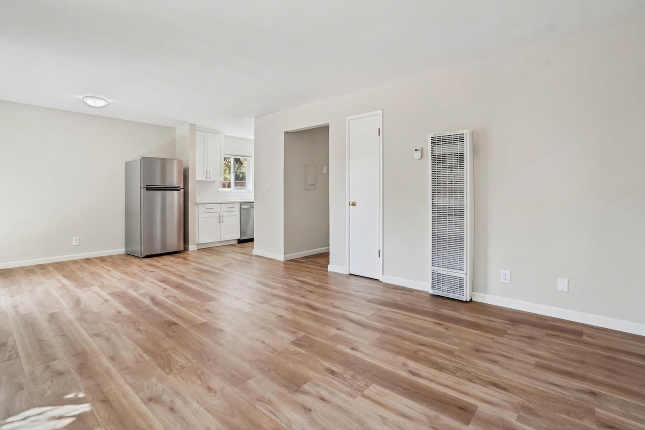 681 Bellflower Avenue - Photo 4 of 9