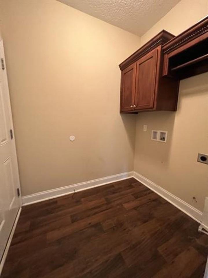 241 Miller St Ne - Photo 4 of 21