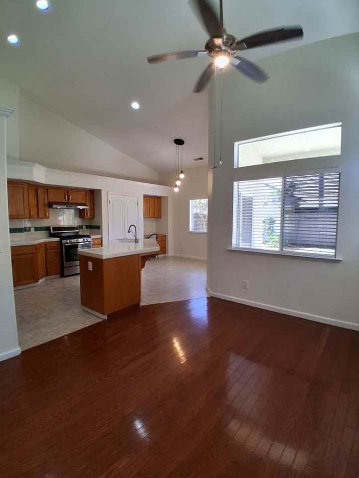 10374 N Sierra Vista Ave - Photo 3 of 23