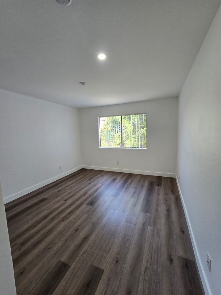 9429 Van Nuys Blvd (1450.25) - Photo 5 of 9