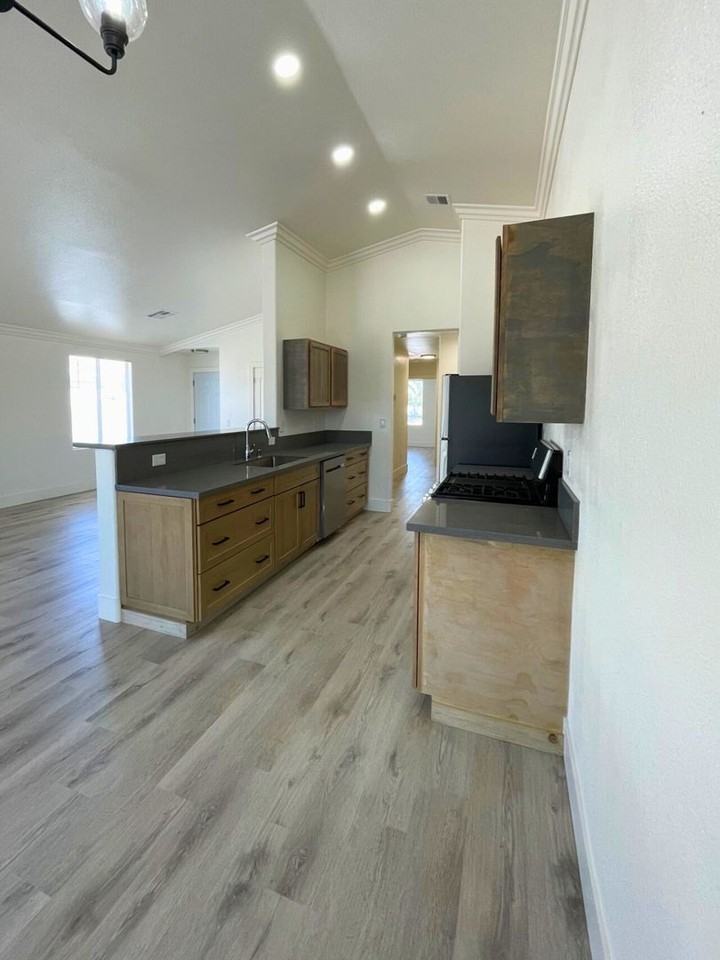 2317 Logsdon Dr - Photo 4 of 35