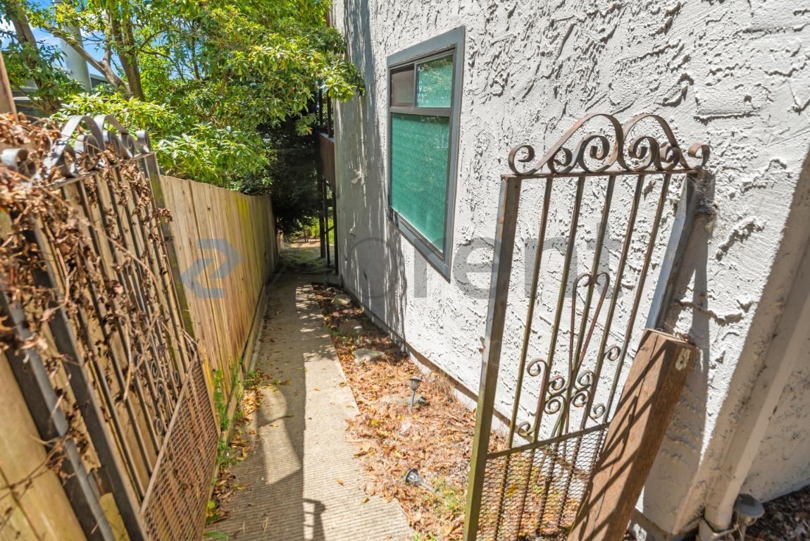 1127 Contra Costa Dr - Photo 2 of 19