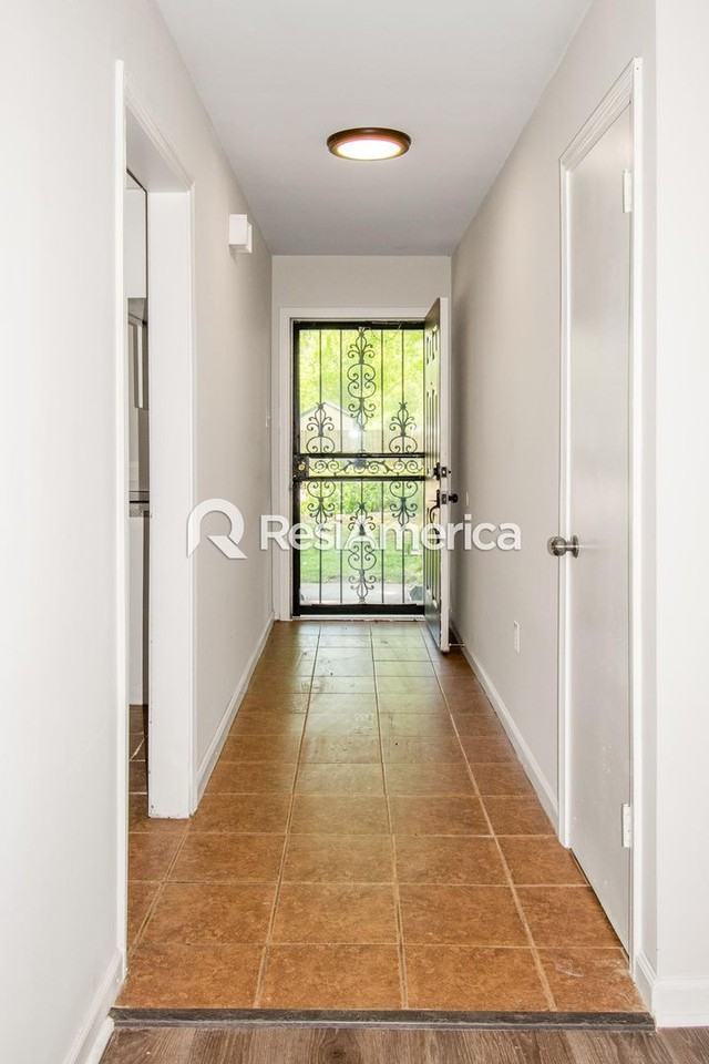 4470 Hunter Bay Dr - Photo 2 of 14