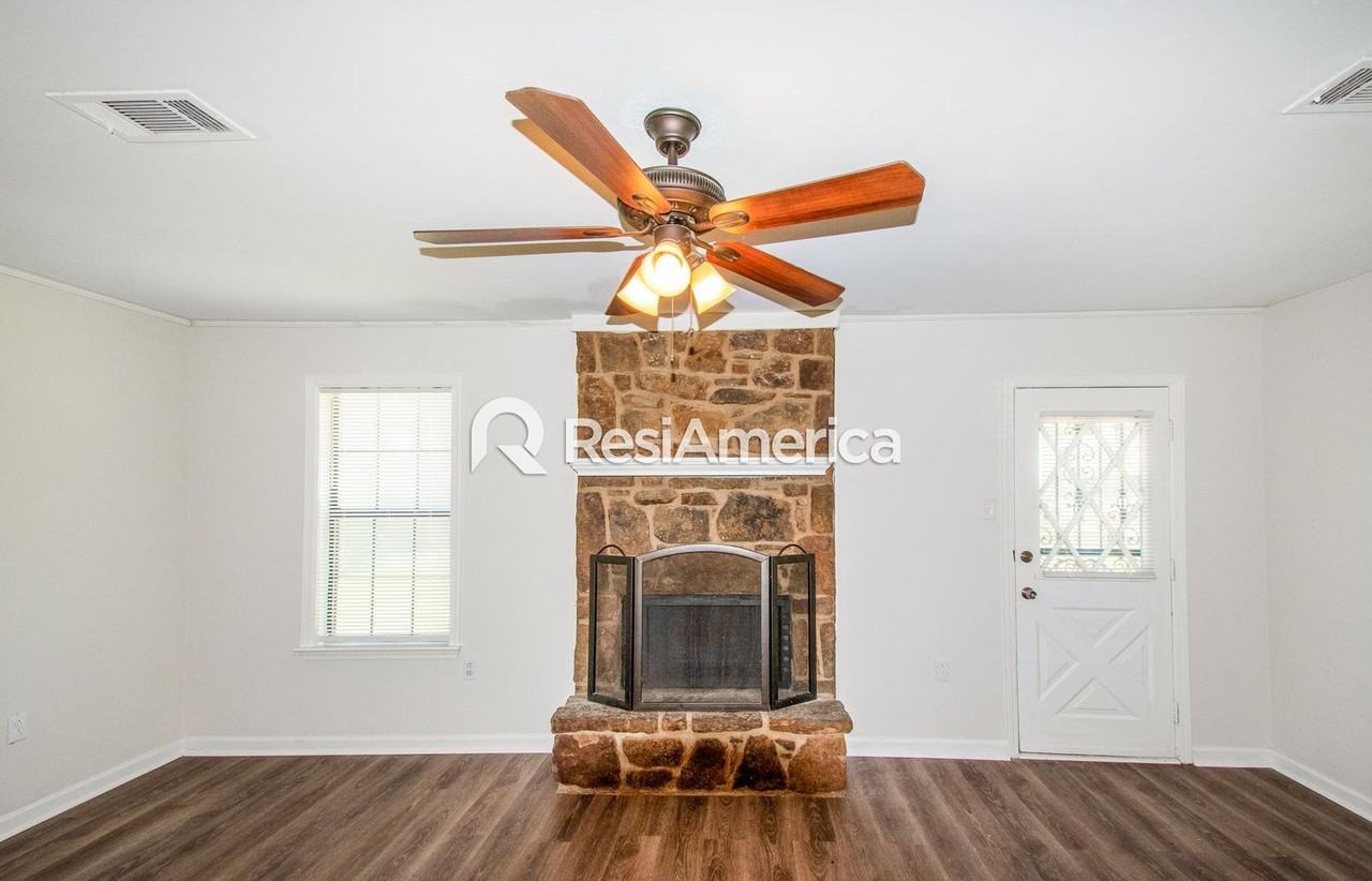 4470 Hunter Bay Dr - Photo 3 of 14