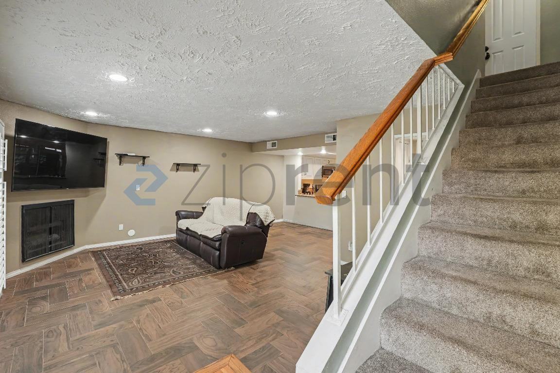 8633 Balboa Blvd #2 - Photo 2 of 24