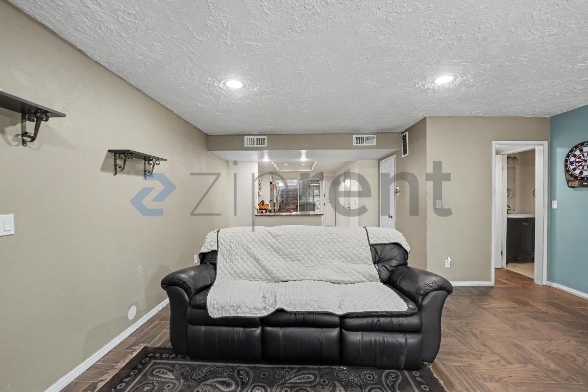 8633 Balboa Blvd #2 - Photo 4 of 24
