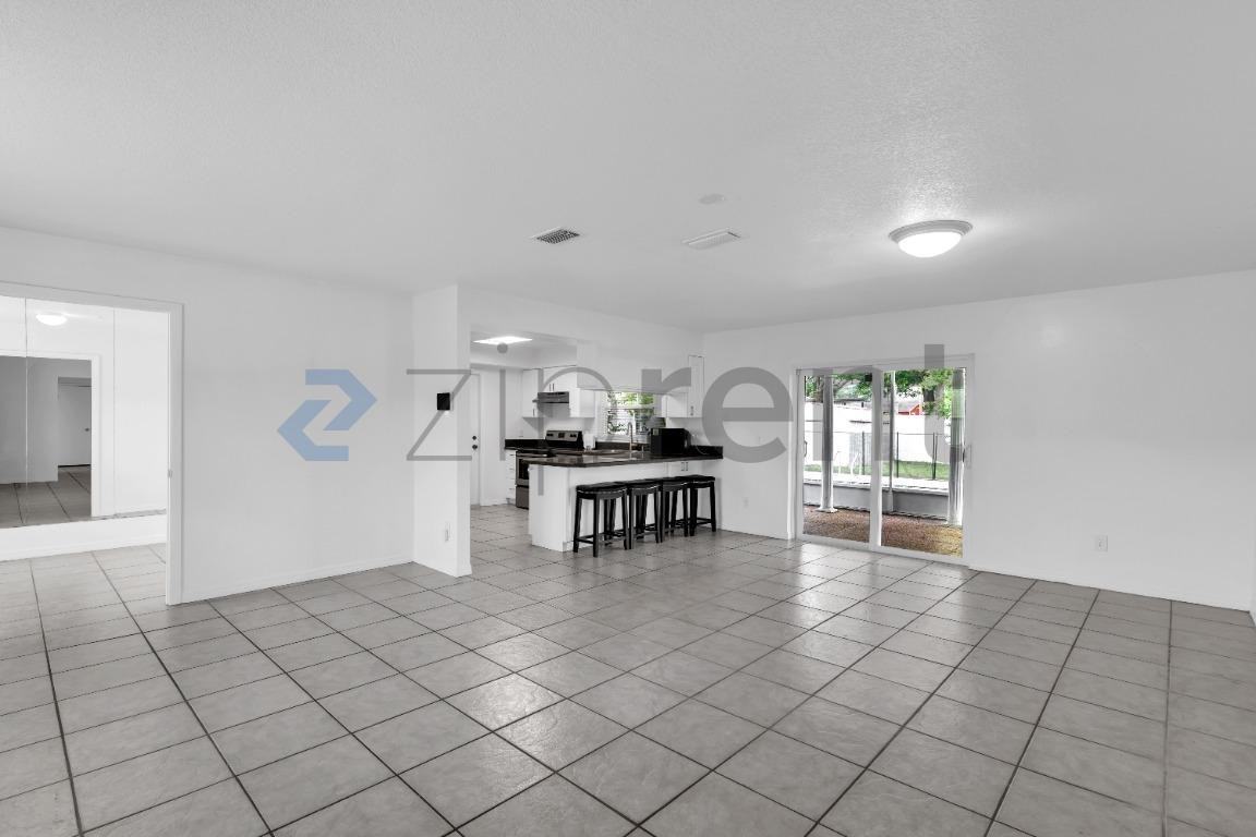 11706 Oban Ave - Photo 3 of 17