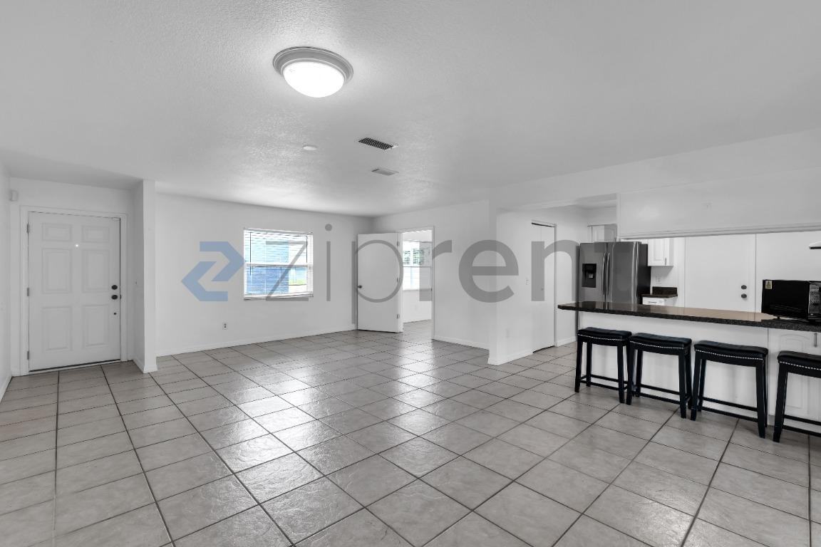 11706 Oban Ave - Photo 4 of 17