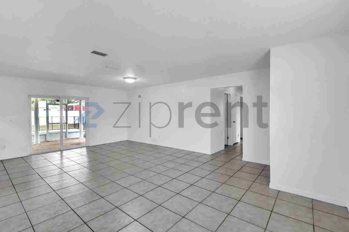 11706 Oban Ave - Photo 5 of 17