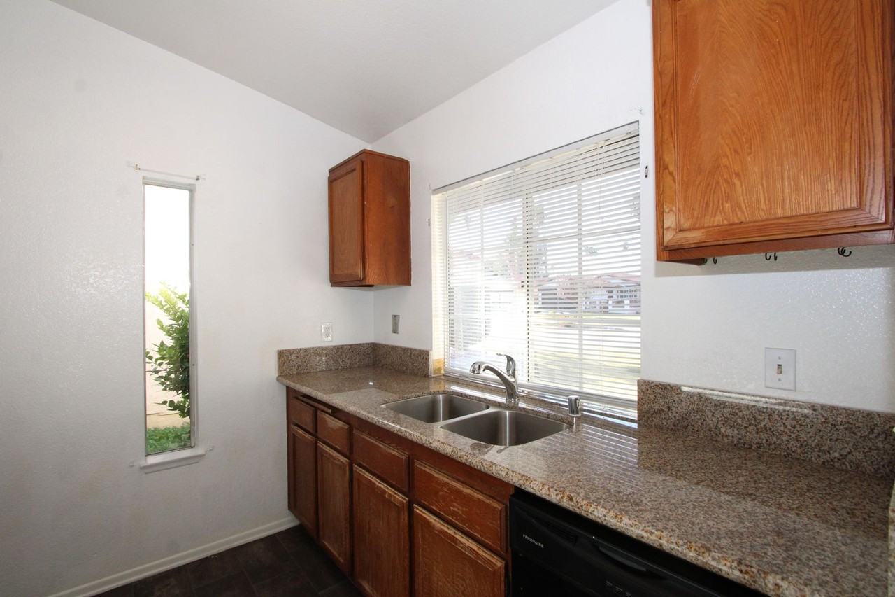 836 Cisco St - Photo 7 of 20