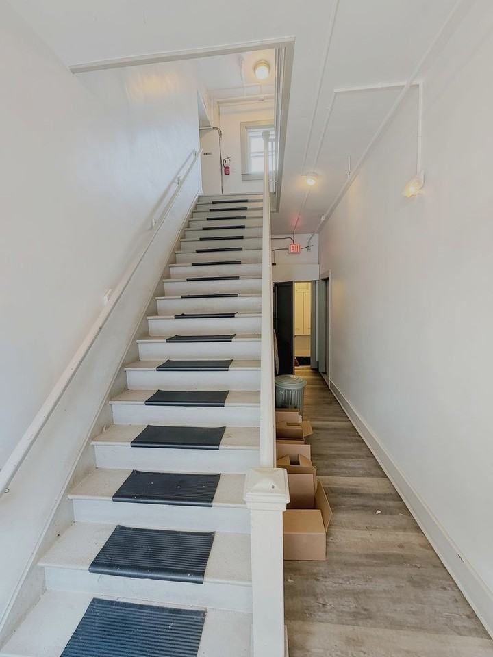 720 Warren St - Photo 7 of 9