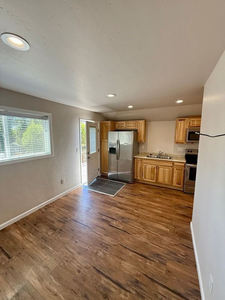 1104 Kane St - Photo 2 of 12