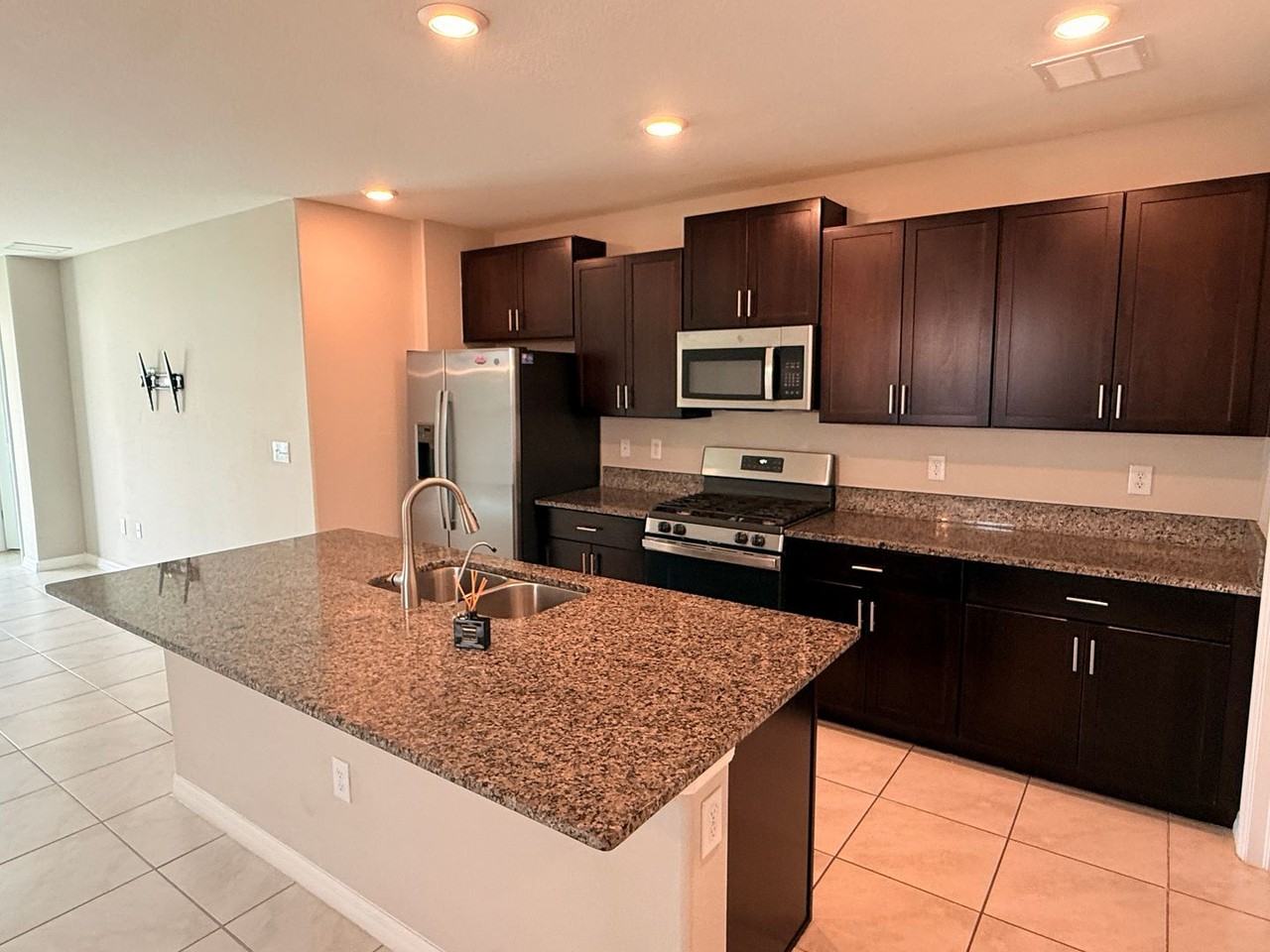 10363 Shady Preserve Dr - Photo 4 of 37
