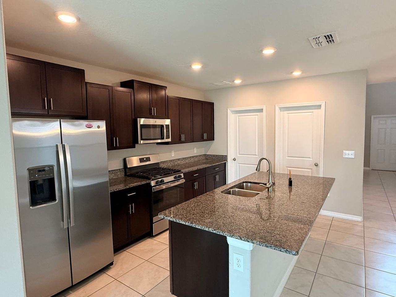 10363 Shady Preserve Dr - Photo 5 of 37