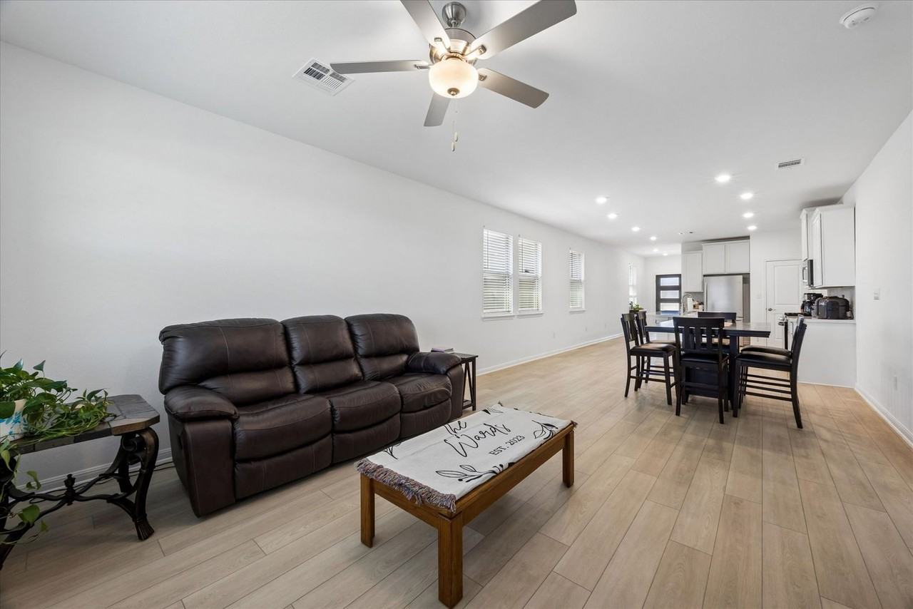 685 Papaya Dr - Photo 2 of 12