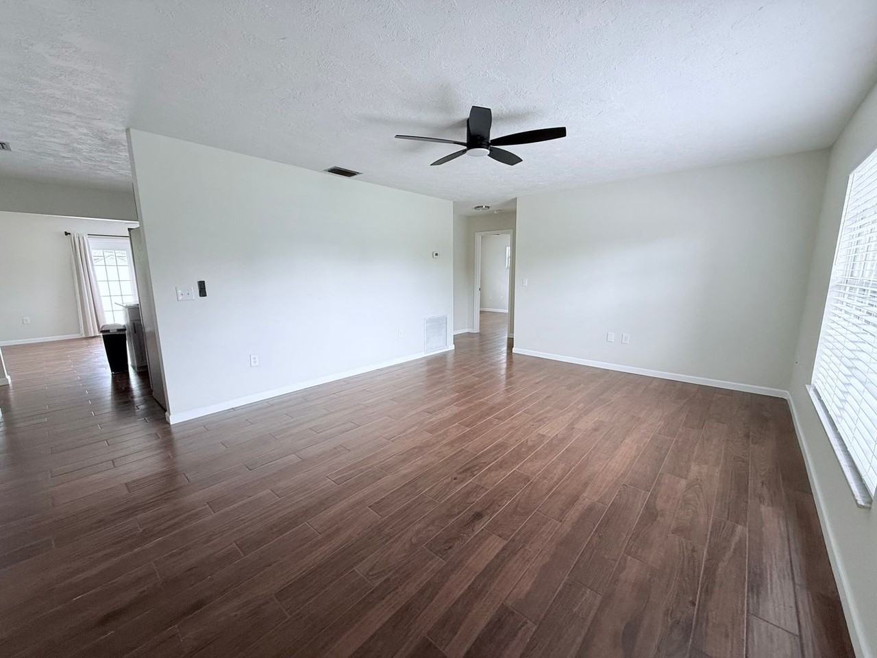 2953 Oak St - Photo 2 of 25