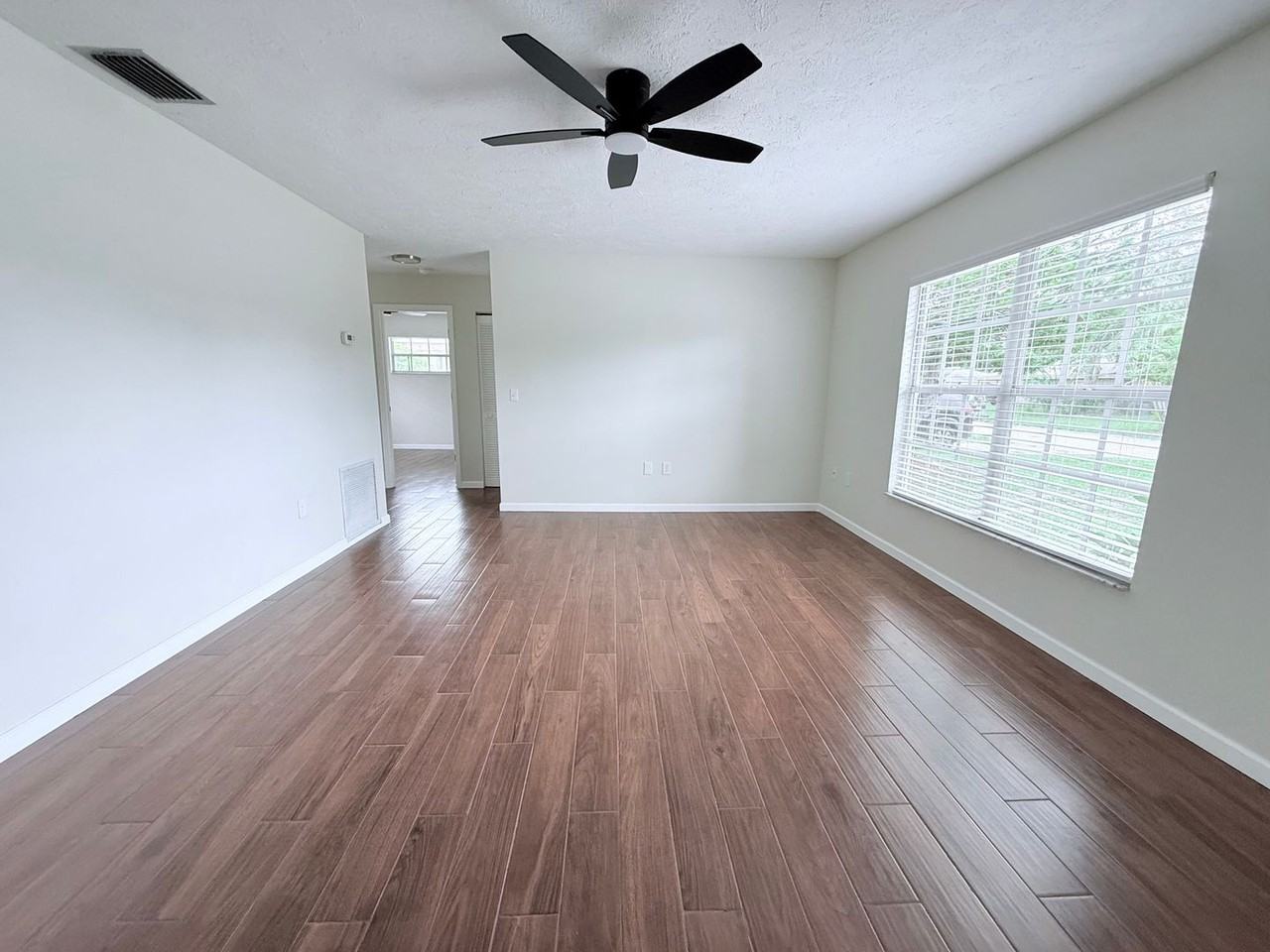 2953 Oak St - Photo 3 of 25