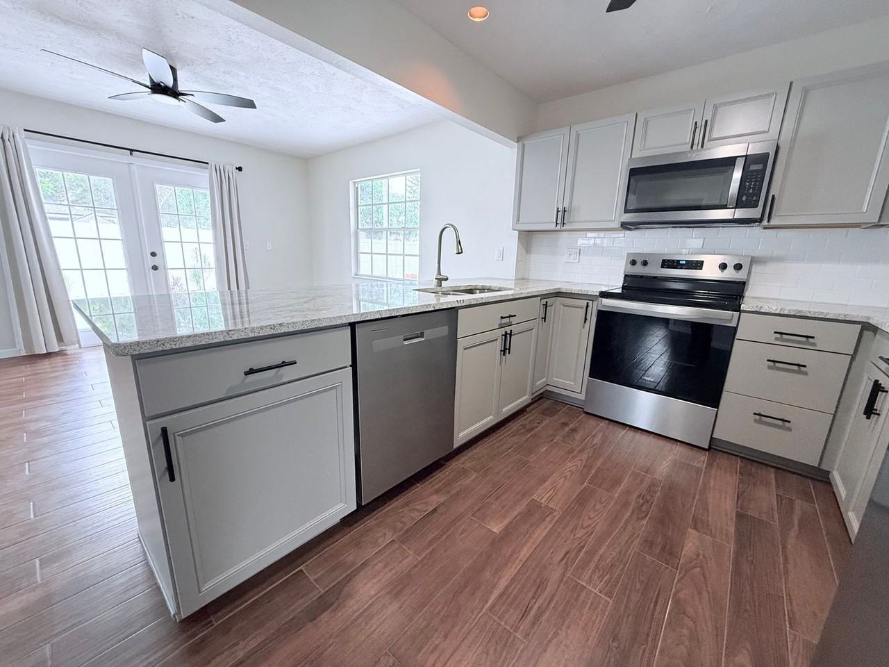 2953 Oak St - Photo 6 of 25