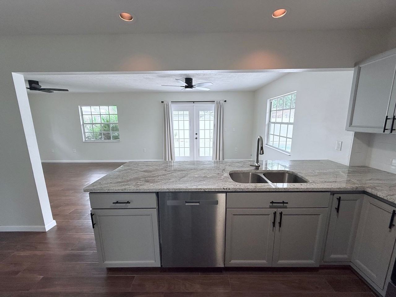 2953 Oak St - Photo 7 of 25