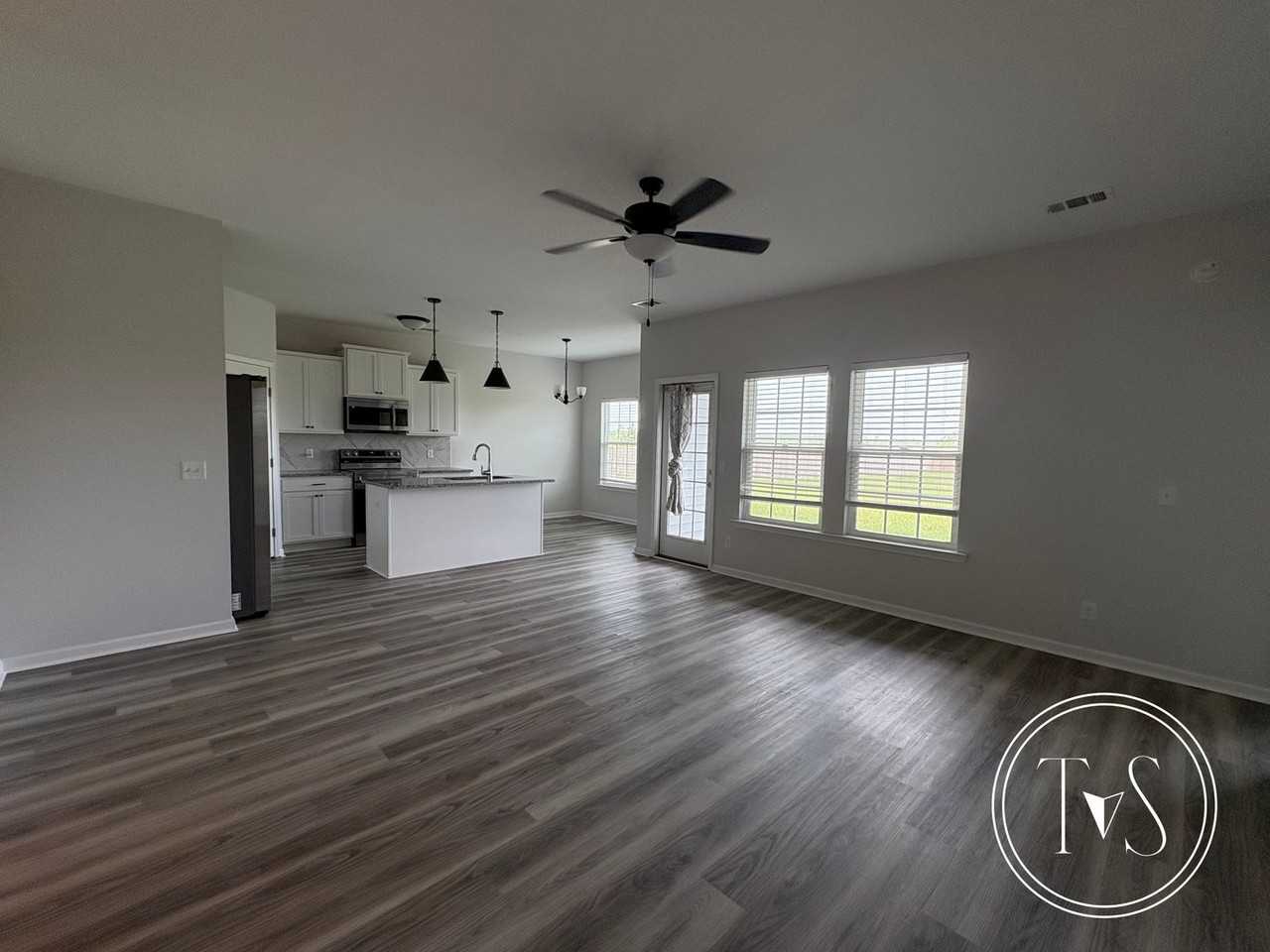 1661 Arnold Dr Se - Photo 3 of 13