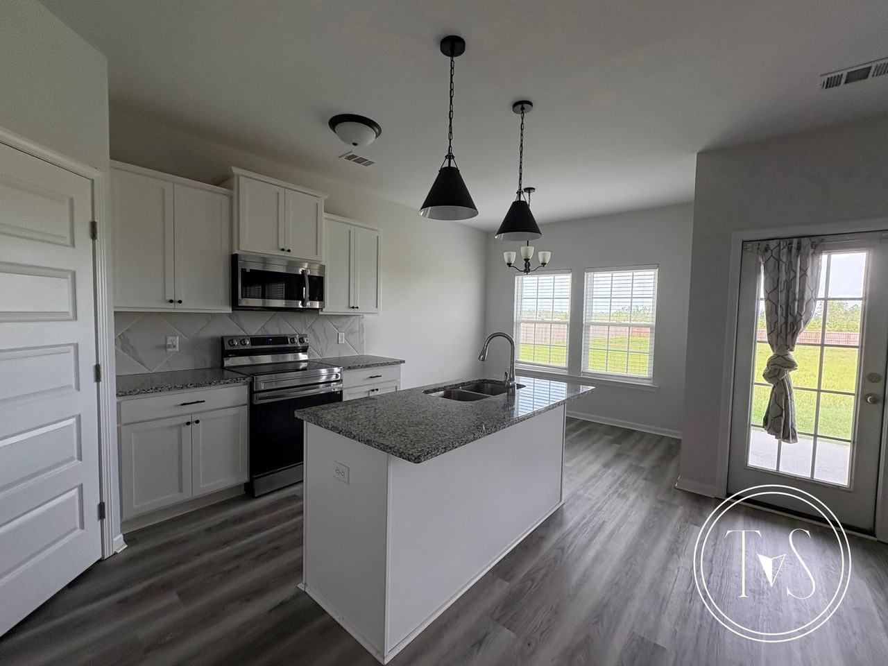 1661 Arnold Dr Se - Photo 4 of 13