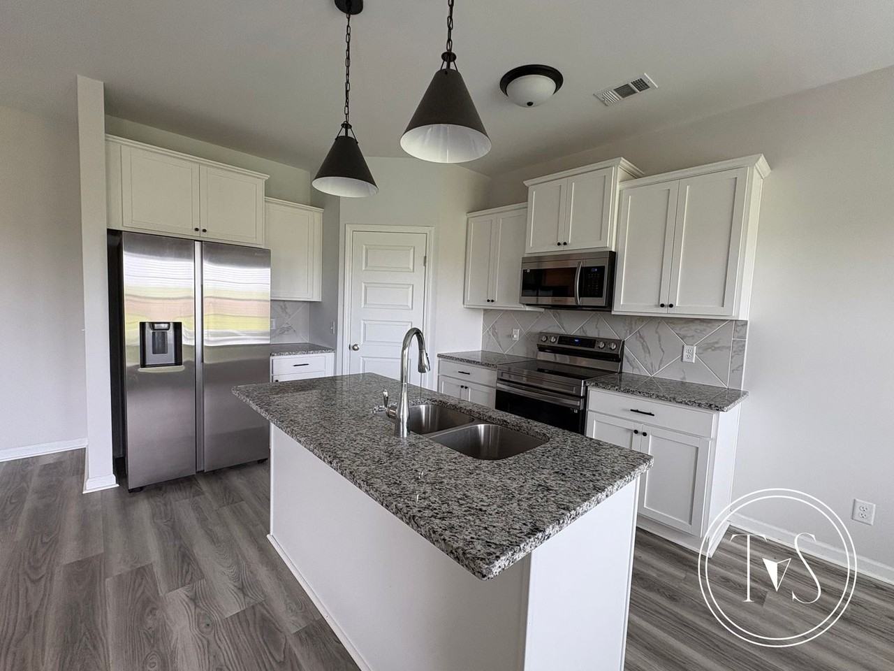 1661 Arnold Dr Se - Photo 5 of 13
