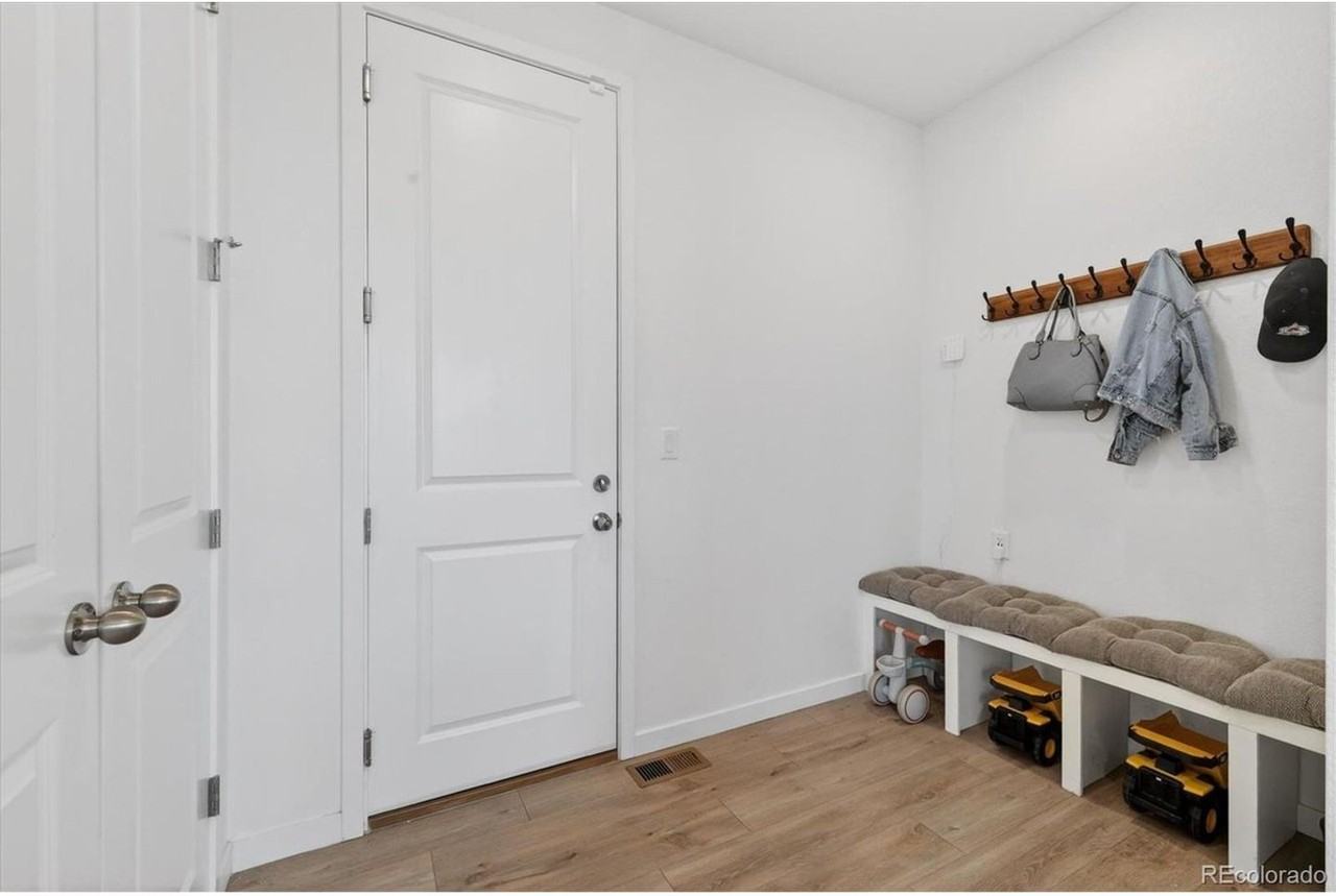 11029 Ursula St - Photo 3 of 32
