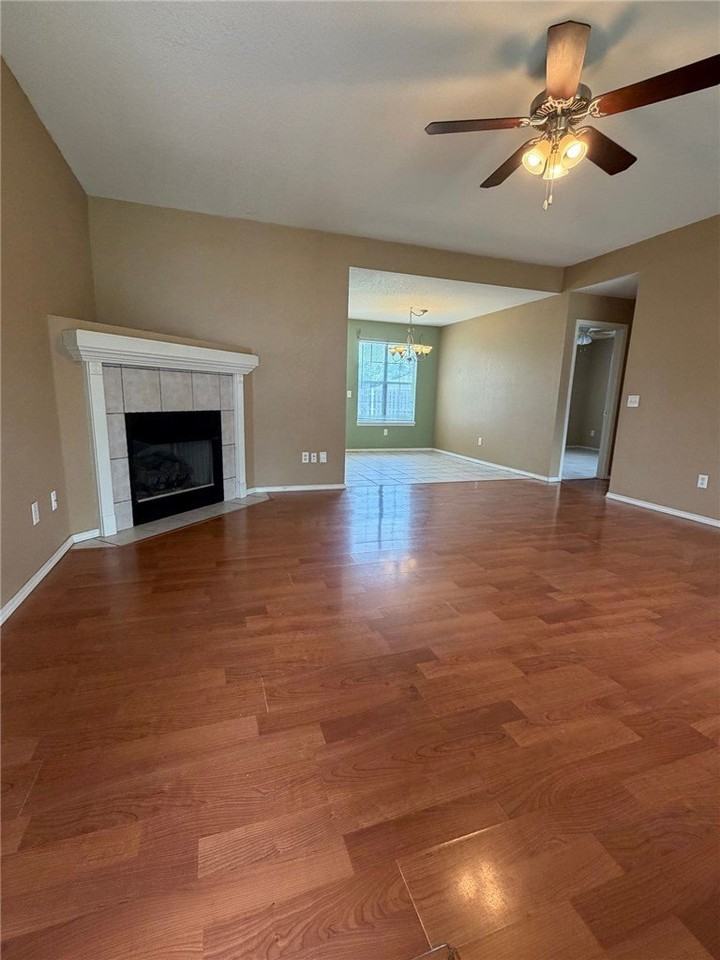 550 Walker St - Photo 2 of 14
