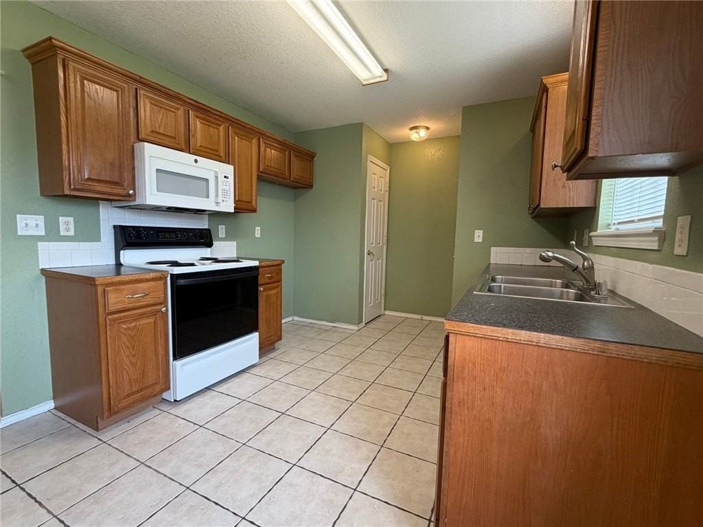 550 Walker St - Photo 3 of 14