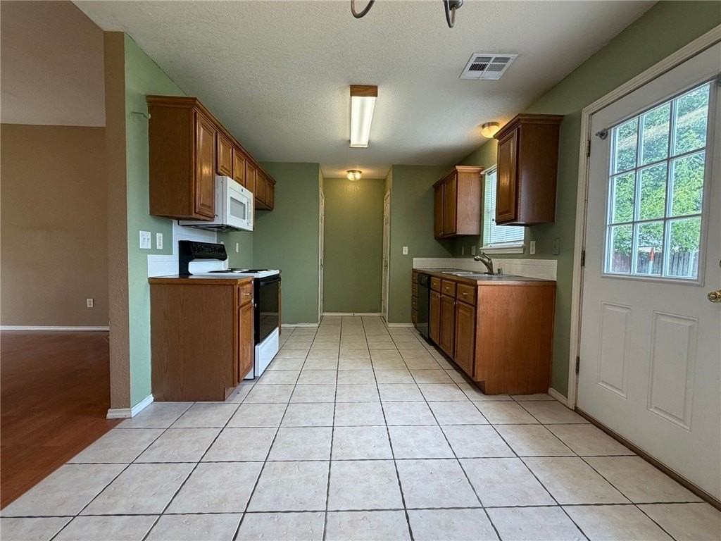 550 Walker St - Photo 5 of 14