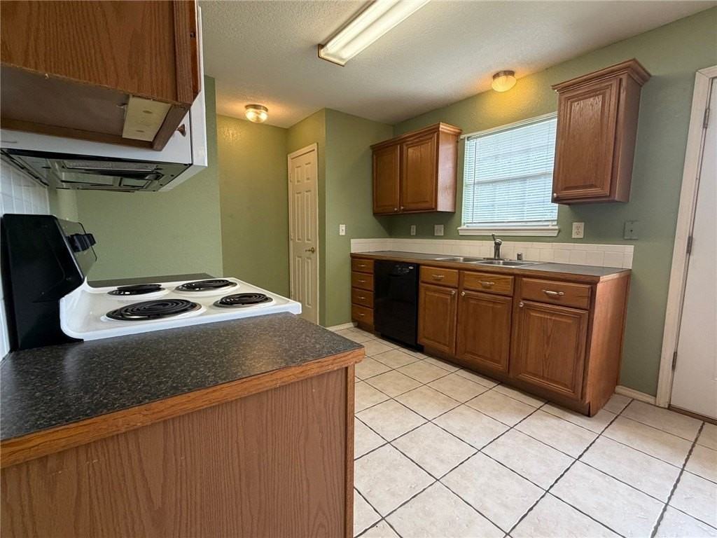550 Walker St - Photo 6 of 14