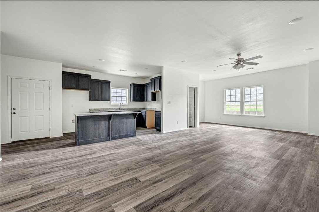 1023 S Benchmark Ln #2 - Photo 3 of 7