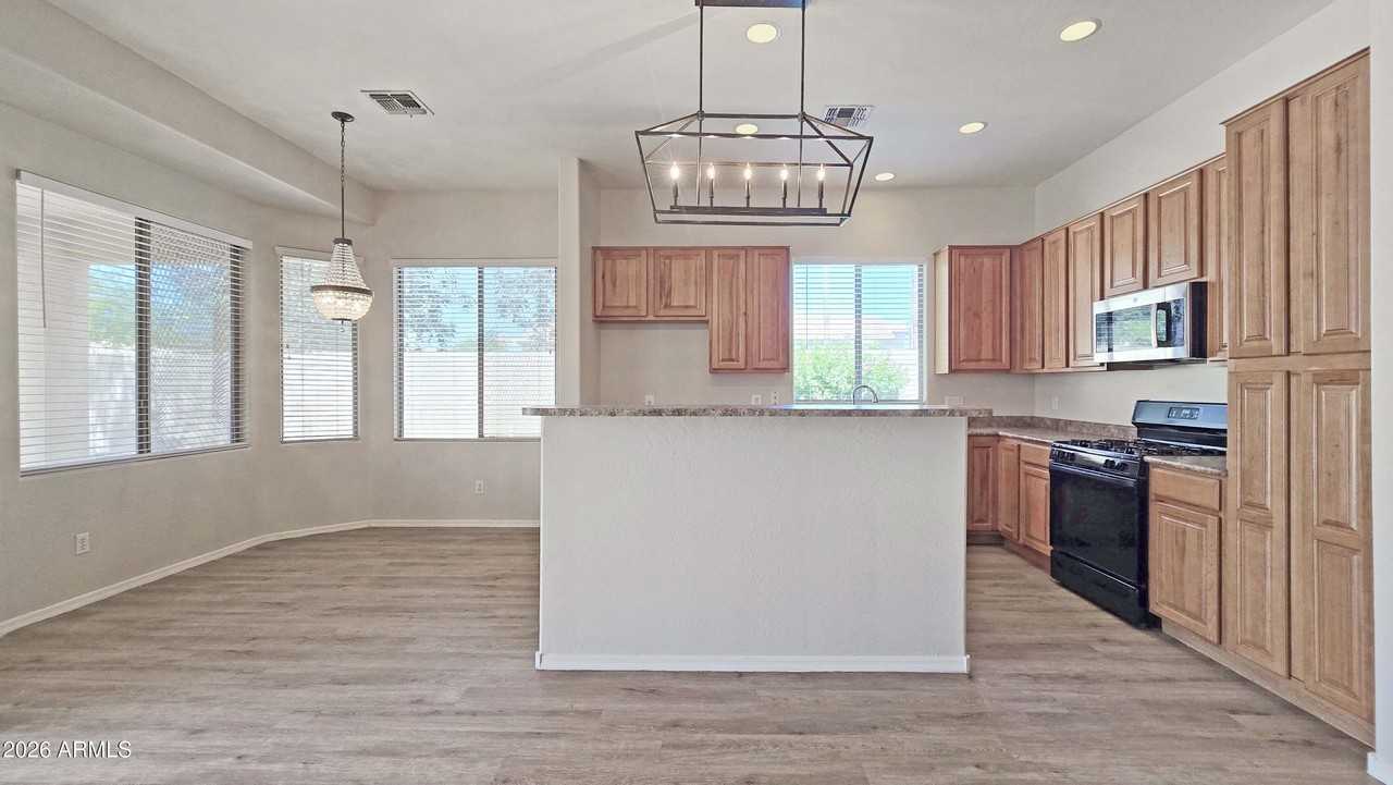 13588 W Alvarado Dr - Photo 7 of 32