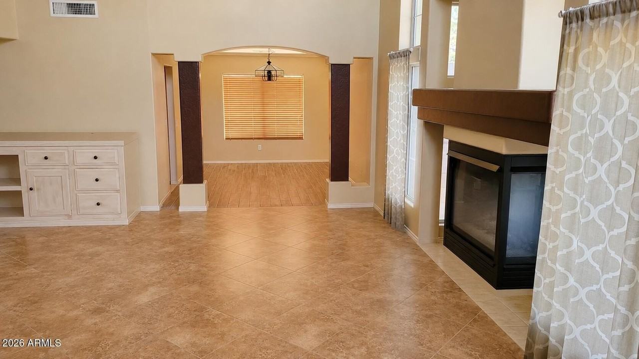 14138 N 158th Ct - Photo 4 of 11