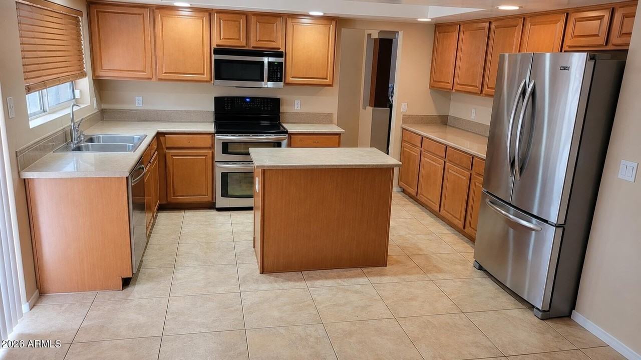 14138 N 158th Ct - Photo 7 of 11