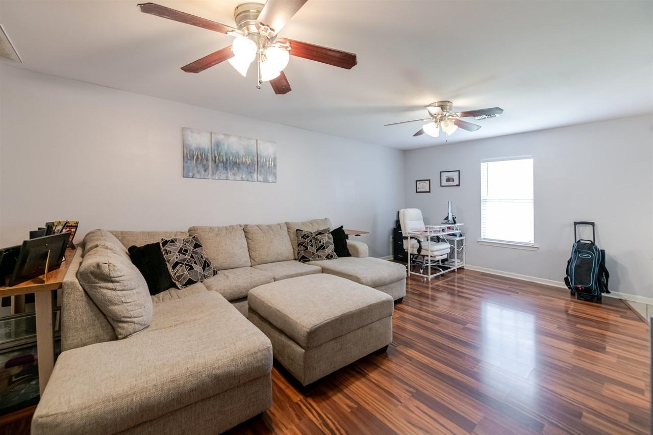 135 Jolie Oaks Blvd - Photo 4 of 12