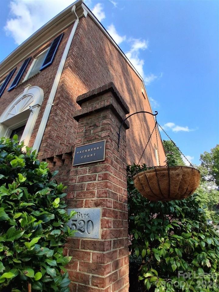 520 N Poplar St - Photo 3 of 26