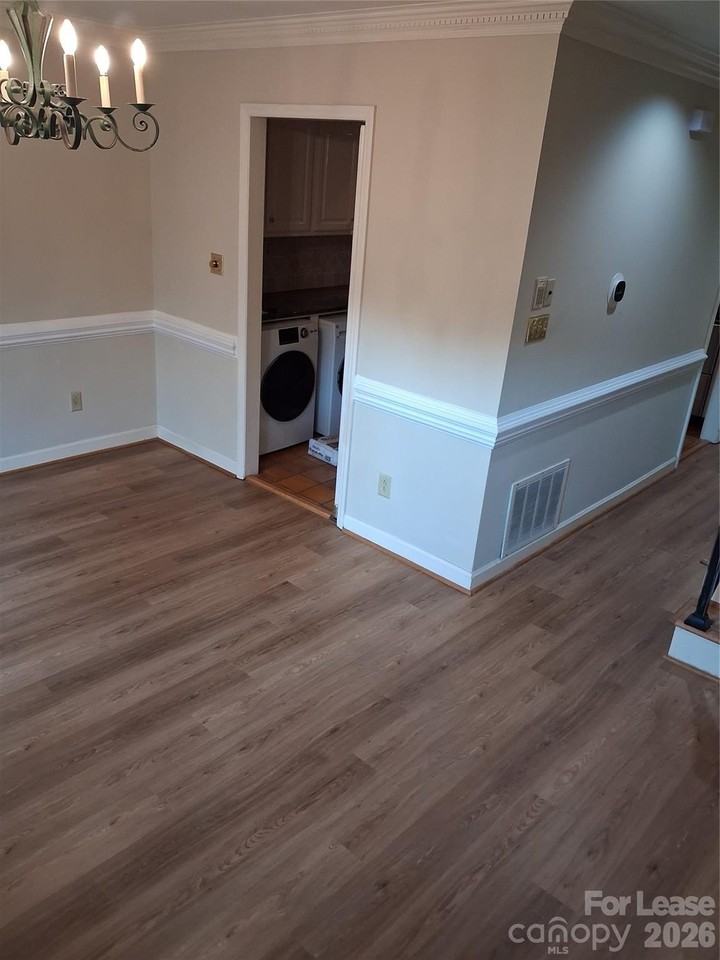 520 N Poplar St - Photo 4 of 26