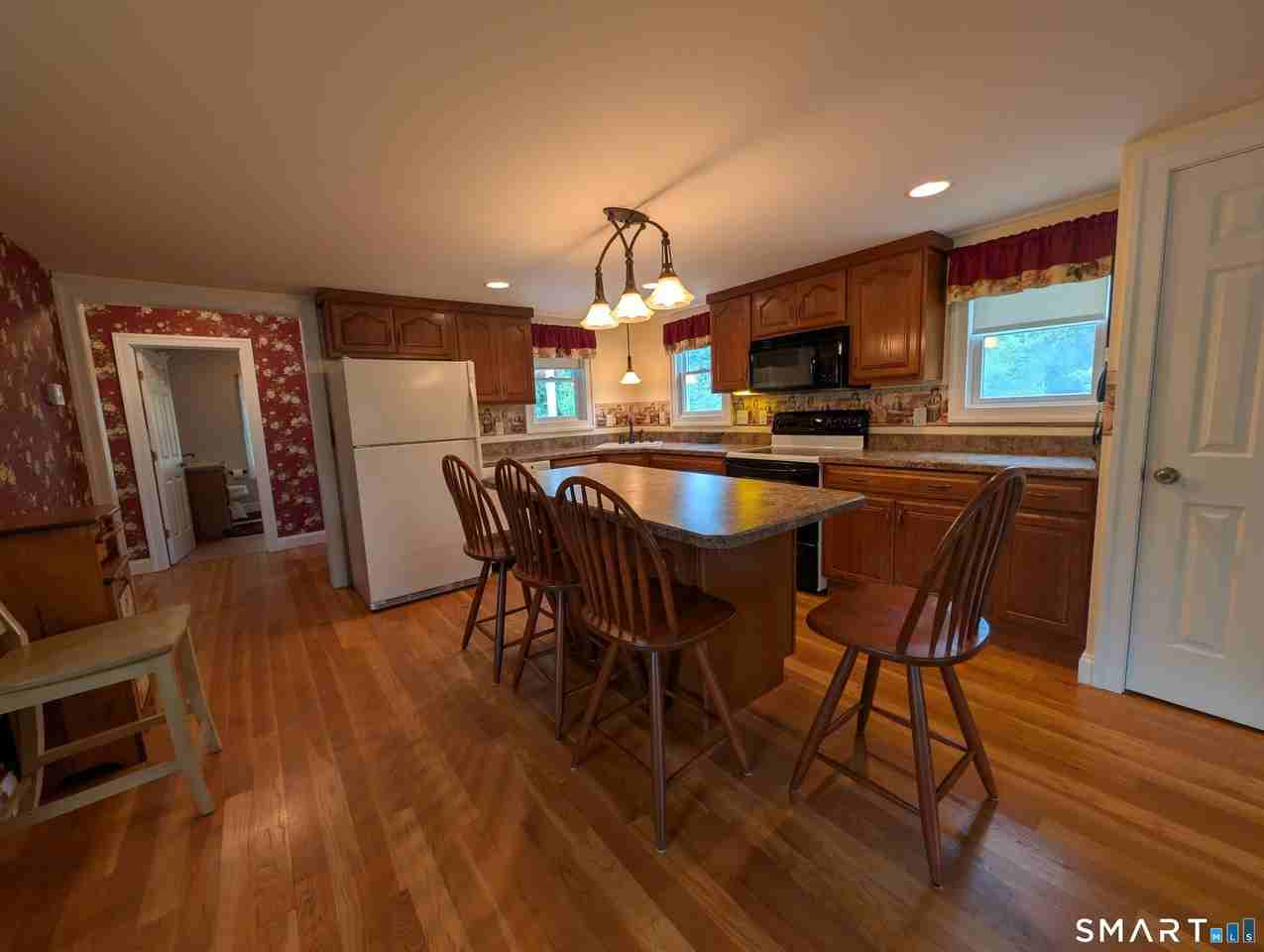 10 Shore Rd - Photo 4 of 26