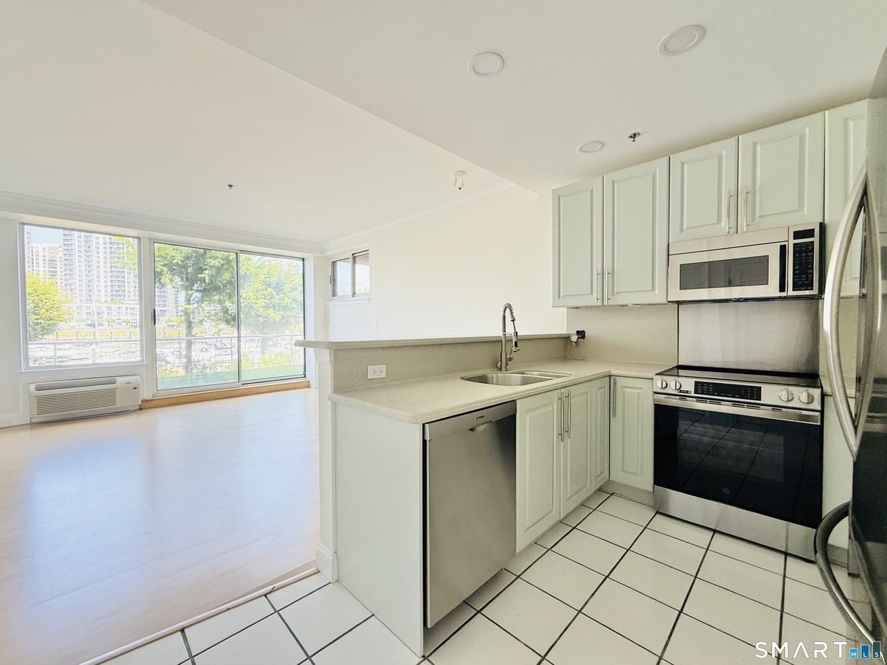 98 Southfield Ave #105 - Photo 3 of 28