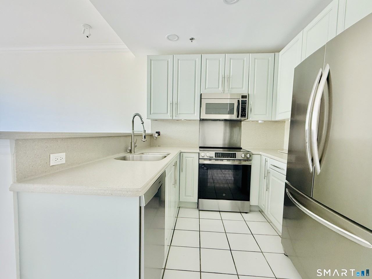 98 Southfield Ave #105 - Photo 4 of 28