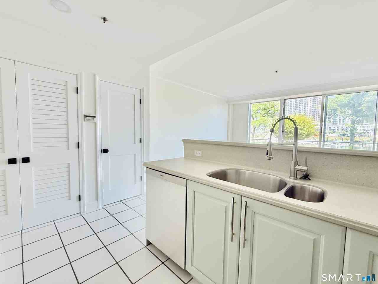 98 Southfield Ave #105 - Photo 6 of 28