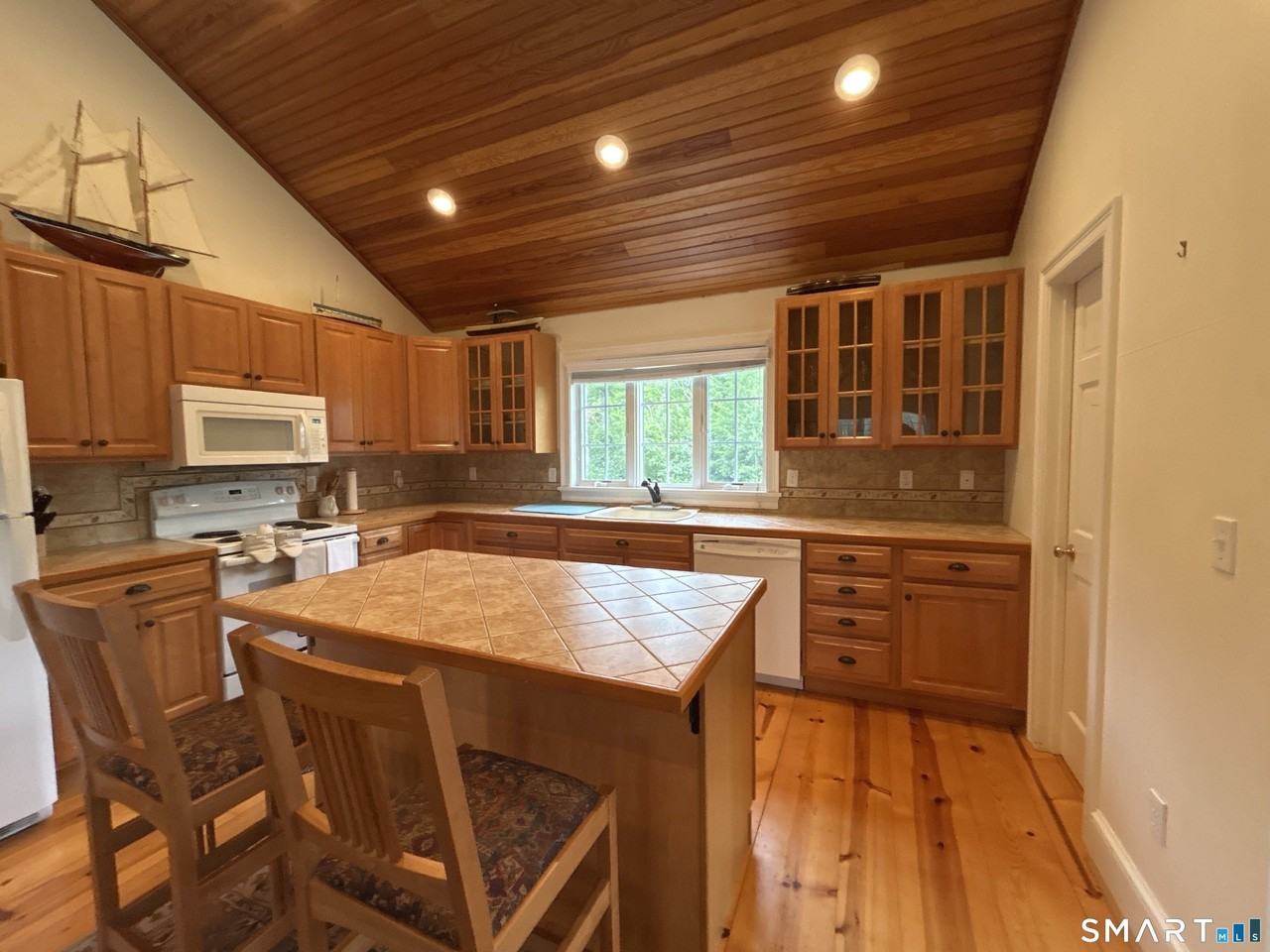 19 Robin Hill Ln - Photo 3 of 8