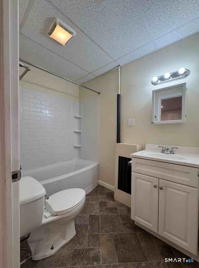144 Montauk Ave - Photo 7 of 11