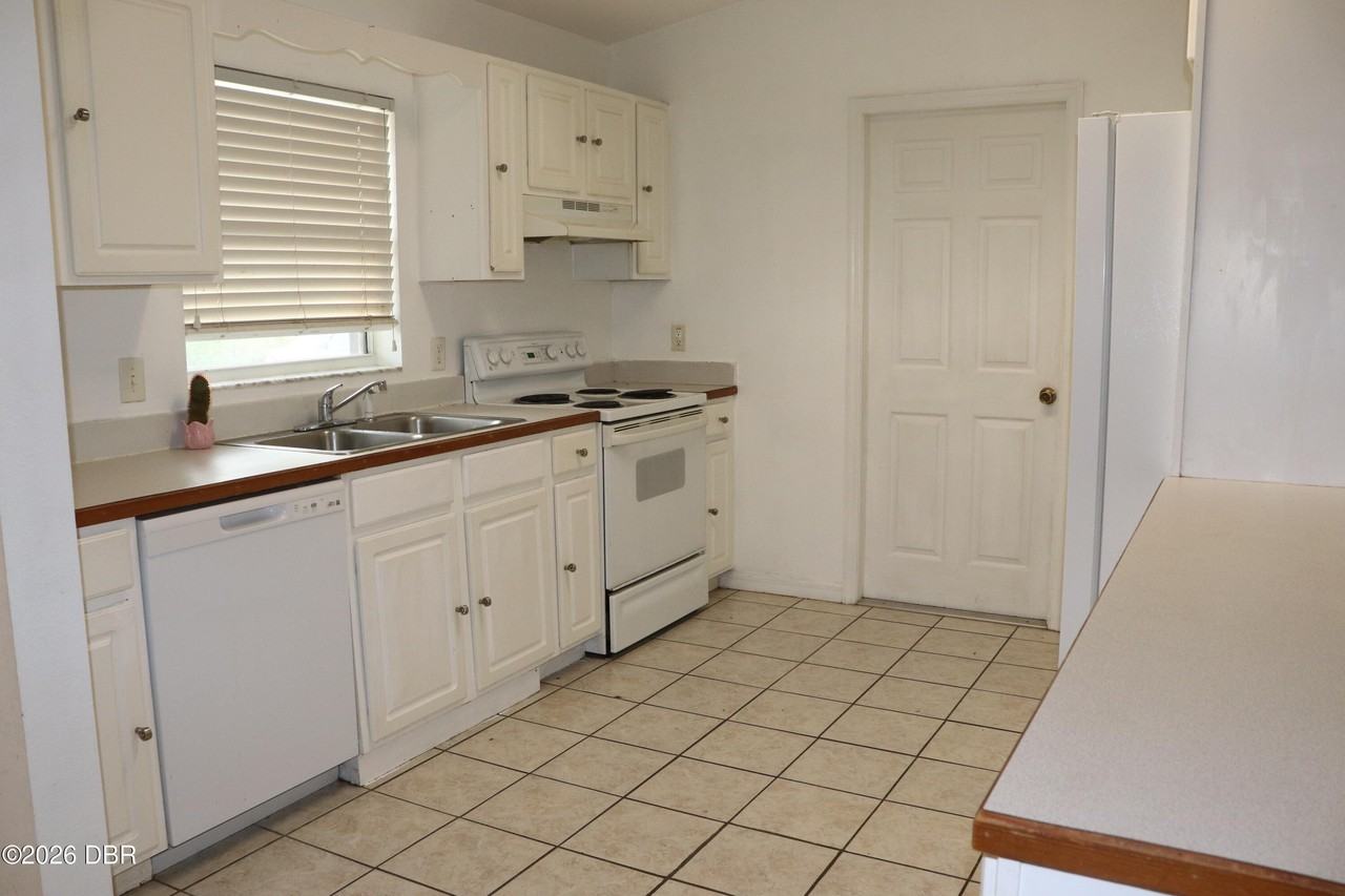 1061 Oak Forest Cir - Photo 3 of 15