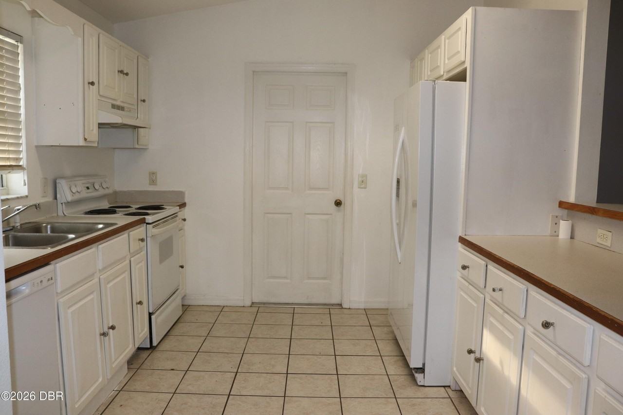 1061 Oak Forest Cir - Photo 4 of 15