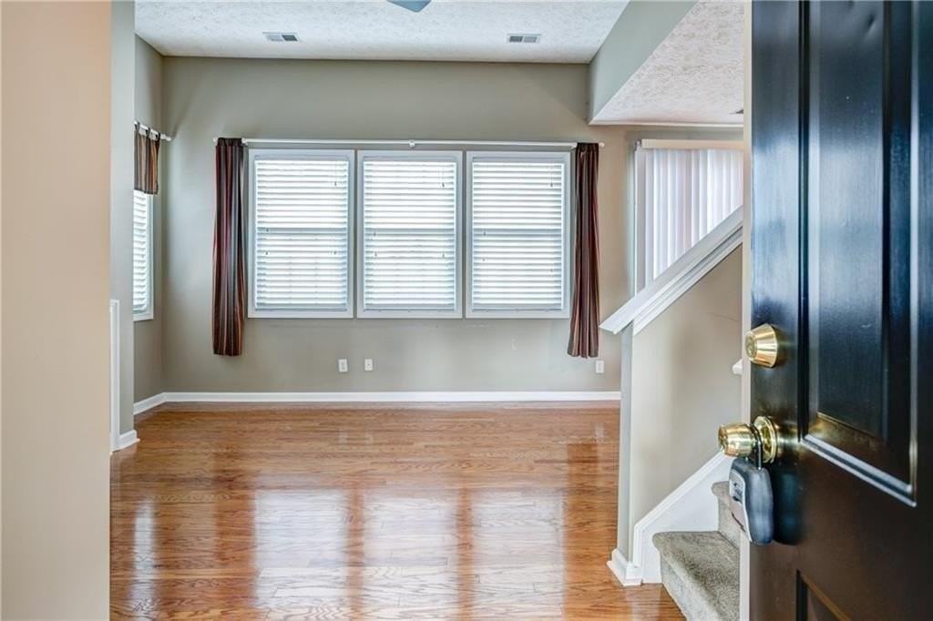 709 Bedford Ct - Photo 4 of 30