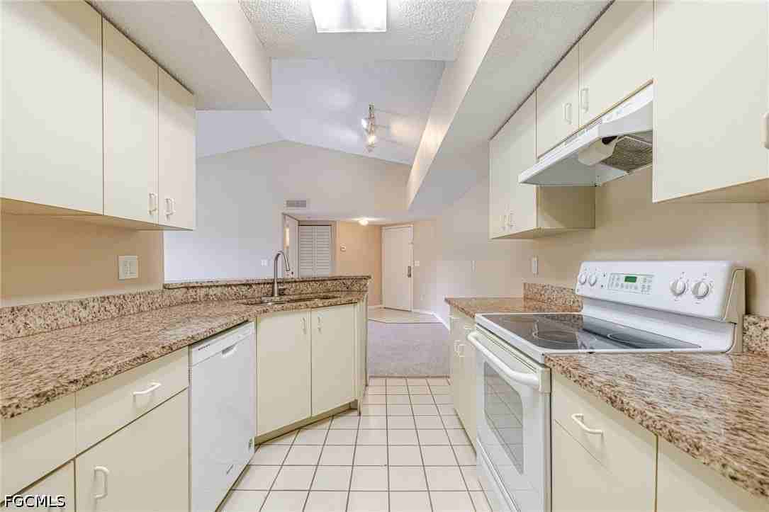 13515 Eagle Ridge Dr #524 - Photo 4 of 29