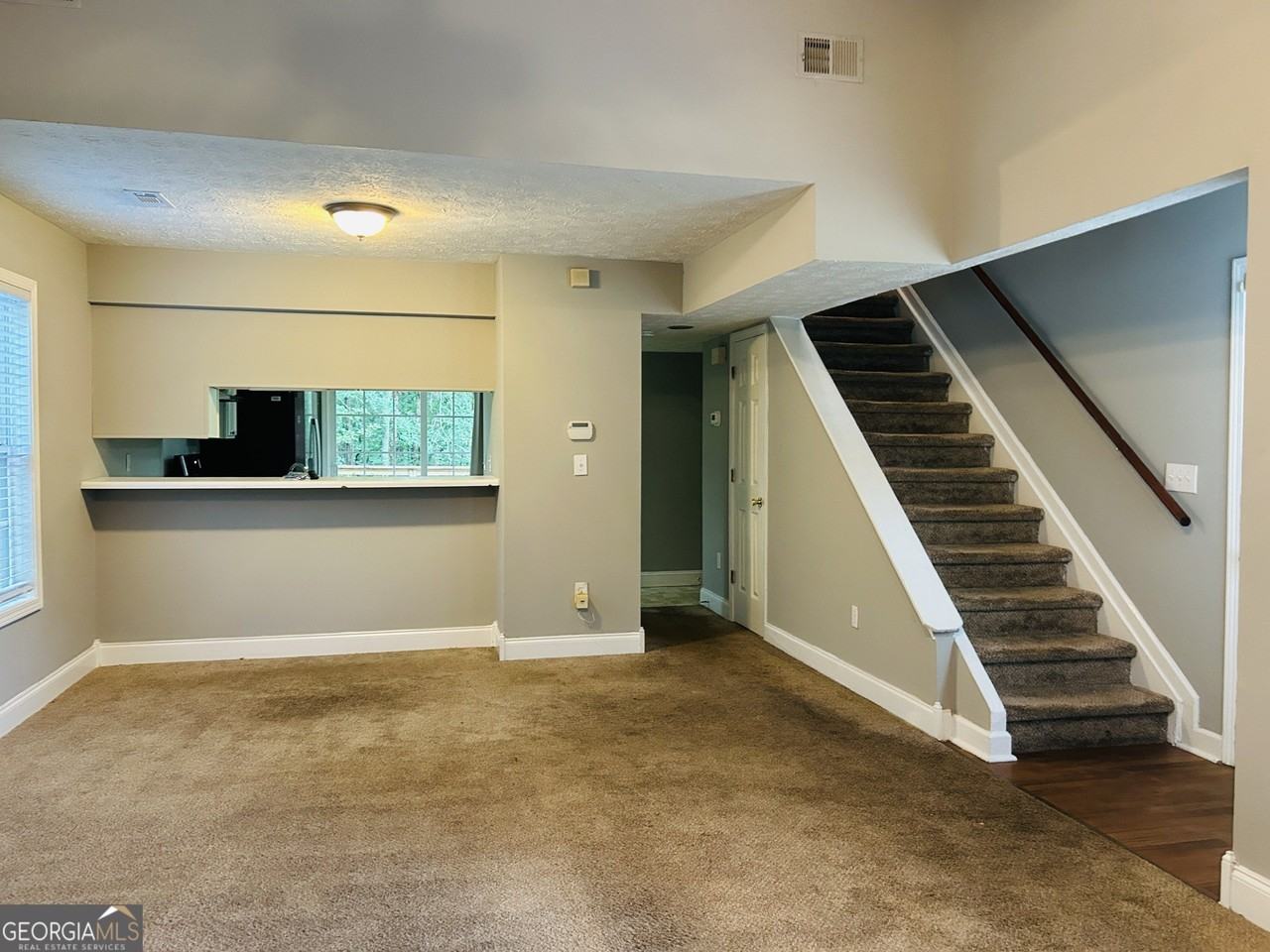 207 Hillcrest Dr - Photo 4 of 21